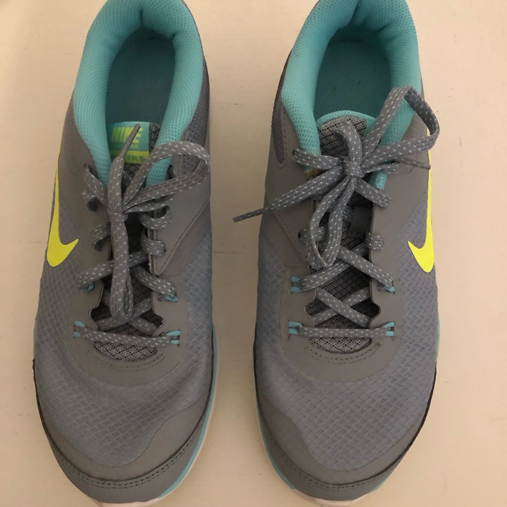 Women’s Nike tennis shoes